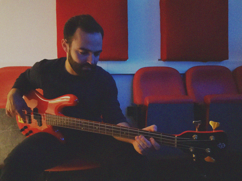 Alex mit Bass im Studio